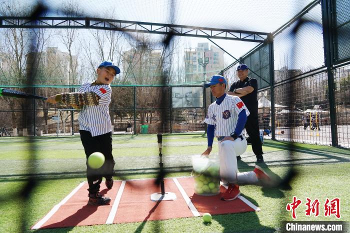 圖為教練指導(dǎo)小棒球手進(jìn)行擊球訓(xùn)練。　馬銘言 攝