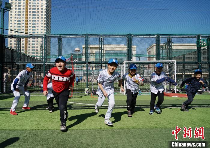 圖為小棒球手們進(jìn)行體能訓(xùn)練?！●R銘言 攝