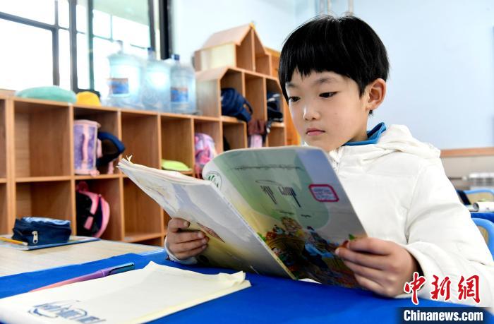 3月14日，西藏拉薩市第一小學一年級六班學生丁增樂吉在閱讀藏語課本?！±盍?攝