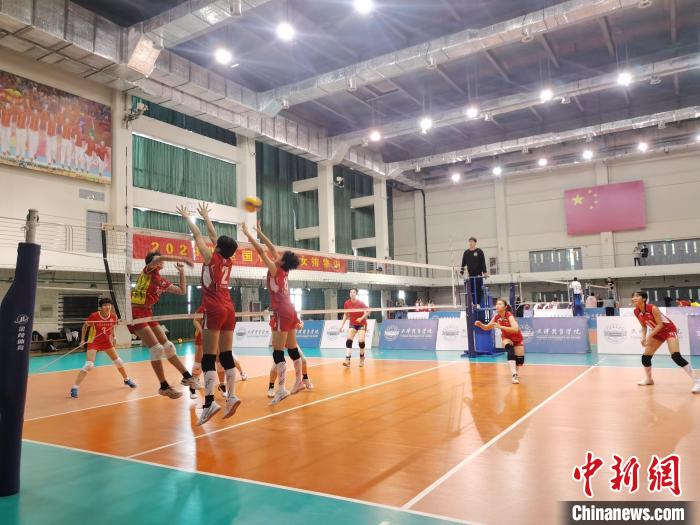 圖為全國青少年女排在天津進行集訓?！√旖蝮w育學院供圖