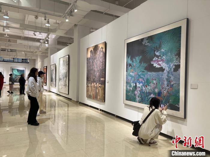 圖為全國青年教師中國畫學術邀請展吸引學生觀展?！＄婌?攝
