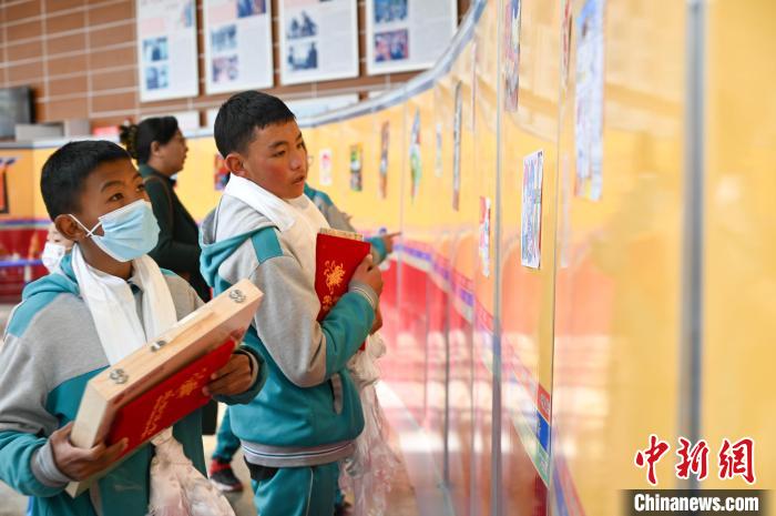 圖為學(xué)生參觀繪畫展。　趙朗 攝