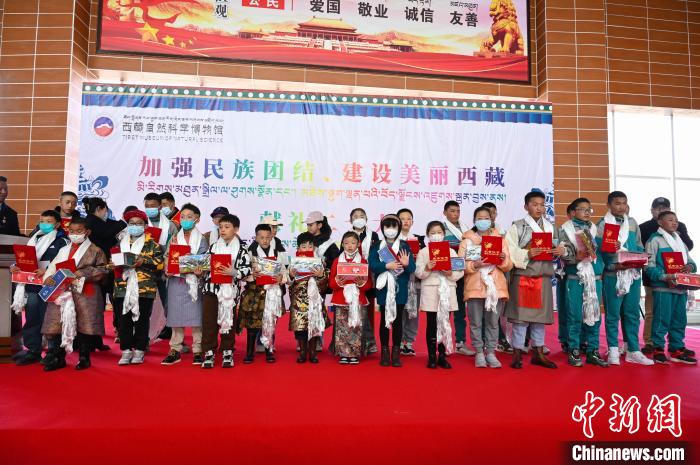 圖為部分獲獎(jiǎng)學(xué)生合影?！≮w朗 攝