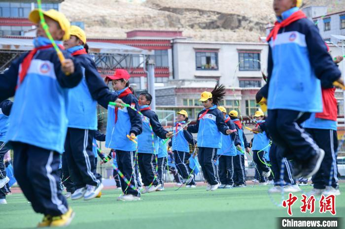圖為學生正在練習跳繩。　貢嘎來松 攝