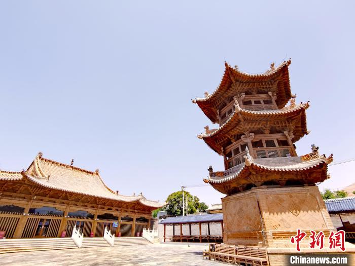 圖為阿河灘清真寺局部?！?zhí)砀?攝