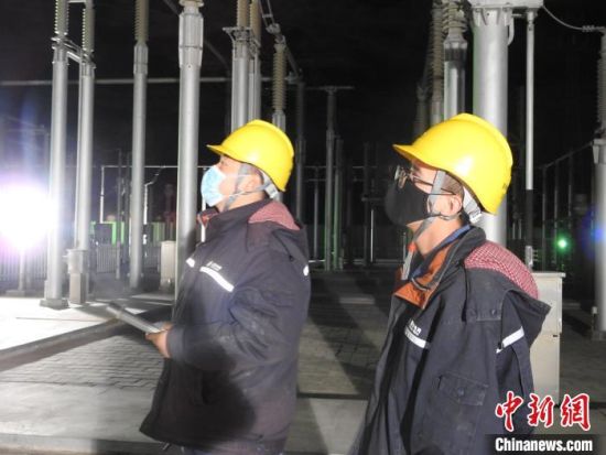 圖為5月10日凌晨，國(guó)網(wǎng)青海檢修公司柴達(dá)木換流站運(yùn)維人員在進(jìn)行柴拉直流系統(tǒng)停電操作?！∫杂?攝