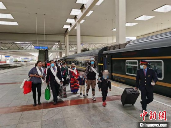 圖為拉薩車站工作人員為西藏先心病患兒和陪同人員提供“綠色”接力幫扶，并開通了專門通道，讓他們快速進(jìn)站上車。拉薩車站 供圖