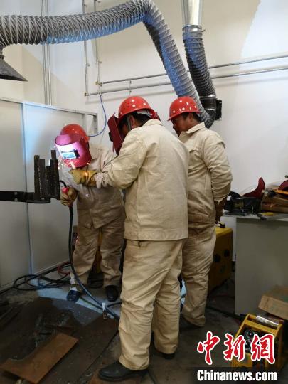 圖為學(xué)員正在進(jìn)行電焊技能學(xué)習(xí)?！》尔惙?攝