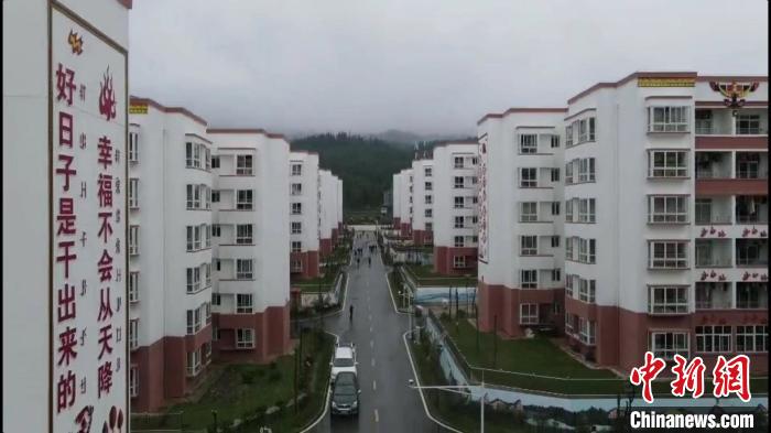 越西縣最大的易地扶貧搬遷安置點(diǎn)——城北感恩社區(qū)?！『武?攝