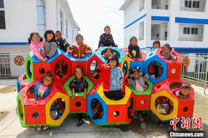 喜德縣一學(xué)校內(nèi)，孩子們露出開心的笑容?！柟拍救?攝