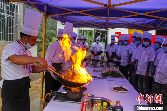 喜德縣冕山鎮(zhèn)舉辦的廚師培訓(xùn)班上，老師正在示范回鍋肉的做法。　爾古木三 攝