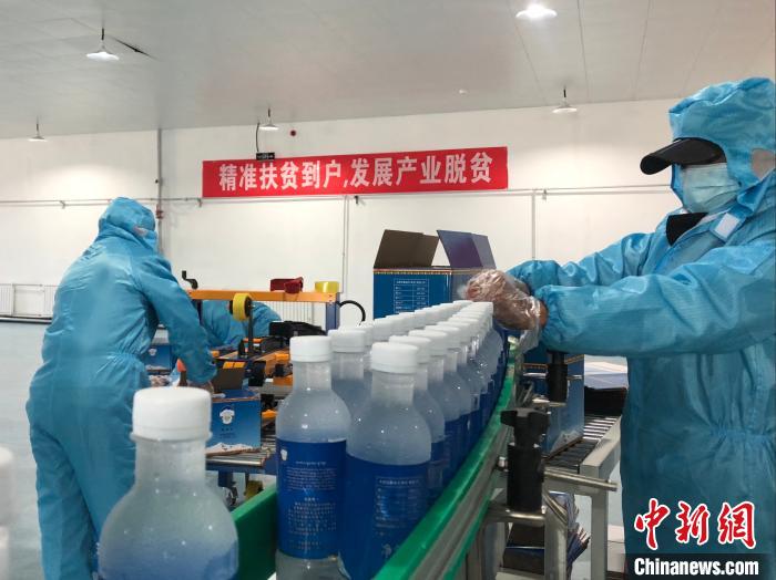 圖為阿里地區(qū)措勤縣某飲用水加工公司，該公司以“基地+公司+貧困民眾”為運營模式，帶動貧困民眾68戶232人?！≈x牧 攝
