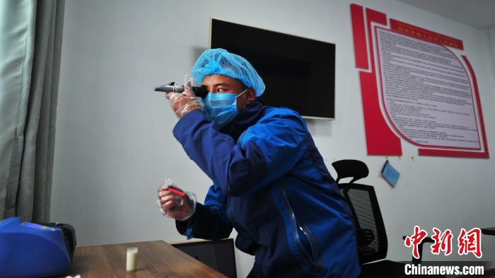 圖為8月11日，西藏那曲市聶榮縣色慶鄉(xiāng)雜瑪多種經(jīng)營合作聯(lián)合社質(zhì)檢員對(duì)從各牧場(chǎng)收集上來的牛奶進(jìn)行質(zhì)量檢測(cè)。色慶鄉(xiāng)統(tǒng)籌全鄉(xiāng)28個(gè)行政村的合作社，成立了擁有規(guī)范管理體系的合作聯(lián)合社，整合集體草場(chǎng)建立5座牧場(chǎng)，各牧場(chǎng)按照計(jì)分制統(tǒng)一放牧，畜產(chǎn)品實(shí)行定點(diǎn)、定時(shí)、定人收購，再統(tǒng)一檢測(cè)、加工、出售，建立了完整的牧業(yè)全產(chǎn)業(yè)鏈(資料圖)。　張偉 攝