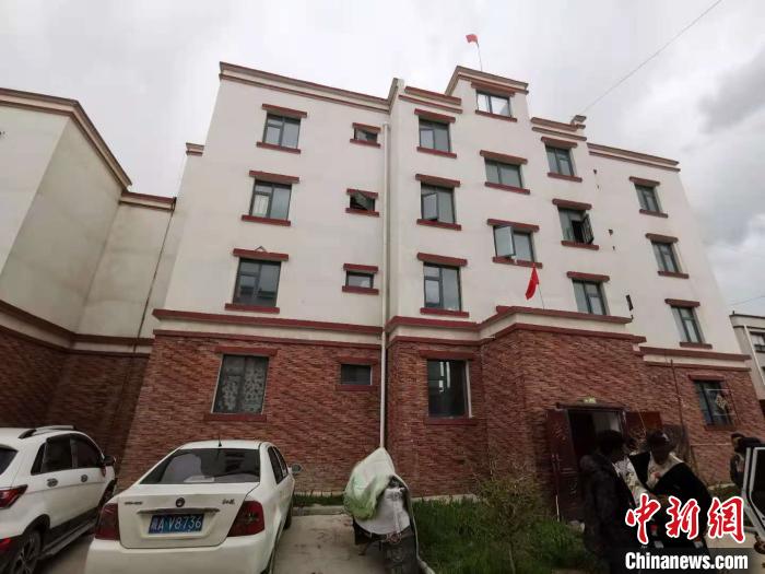 圖為8月12日，2018年7月從距那曲市色尼區(qū)城區(qū)那曲鎮(zhèn)90千米外的古露鎮(zhèn)當(dāng)桑村搬遷至城區(qū)的旦增新家位于一棟四層的樓房?jī)?nèi)(資料圖)?！垈?攝