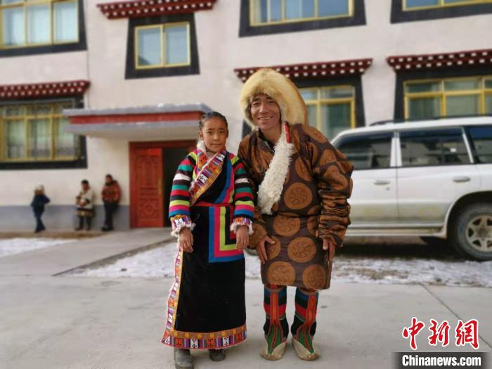圖為2020年1月16日，搬遷至那曲市安多縣卓格扶貧小區(qū)的農(nóng)牧民在新家外面合影(資料圖)?！垈?攝