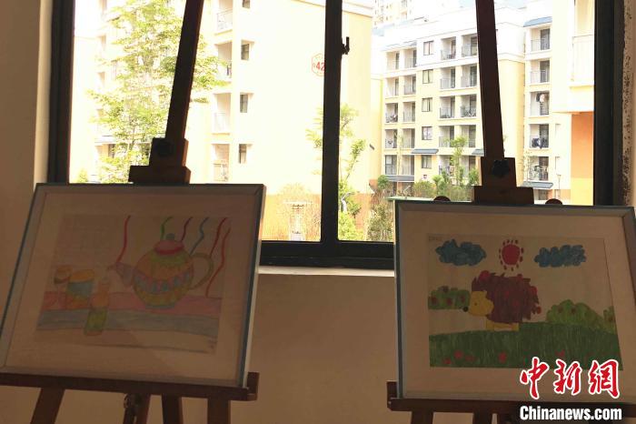 圖為會澤縣城易地扶貧搬遷點一所小學(xué)內(nèi)擺放著的學(xué)生畫作?！】姵?攝