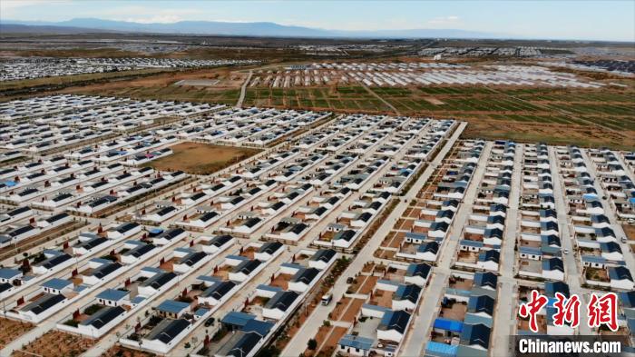 圖為航拍的武威市古浪縣黃花灘生態(tài)移民區(qū)富民新村。(資料圖) 李亞龍 攝