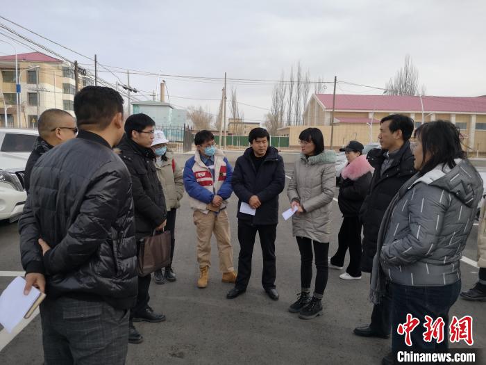 圖為青海大學(xué)工作人員正在現(xiàn)場(chǎng)考察該項(xiàng)目進(jìn)行情況?！±罱瓕?攝