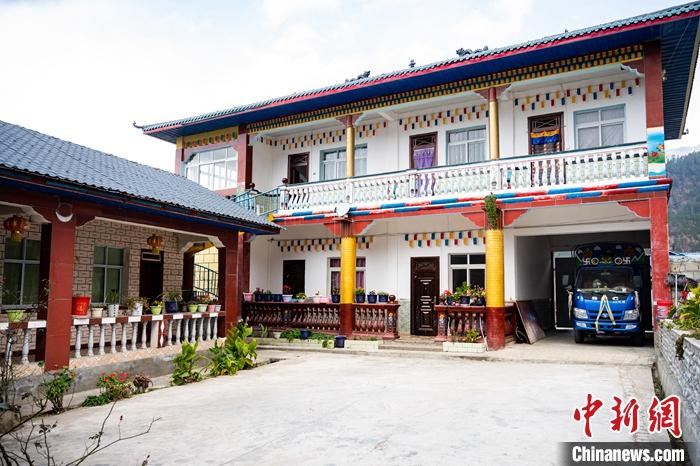 1月30日，嘎腰村，僜人苦梅夏自家的兩層樓房。<a target='_blank' ><p  align=