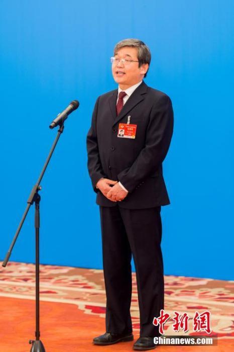 3月10日，全國政協(xié)十三屆四次會議第三場“委員通道”采訪活動在北京人民大會堂新聞發(fā)布廳舉行。圖為全國政協(xié)委員阿拉坦倉通過網(wǎng)絡(luò)視頻方式接受媒體采訪。<a target='_blank' ><p  align=