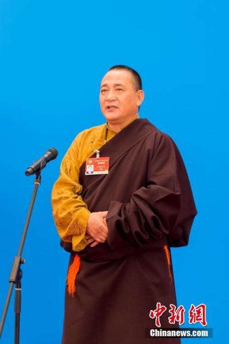 3月10日，全國政協(xié)十三屆四次會議第三場“委員通道”采訪活動在北京人民大會堂新聞發(fā)布廳舉行。圖為全國政協(xié)委員洛桑山丹通過網(wǎng)絡(luò)視頻方式接受媒體采訪。<a target='_blank' ><p  align=
