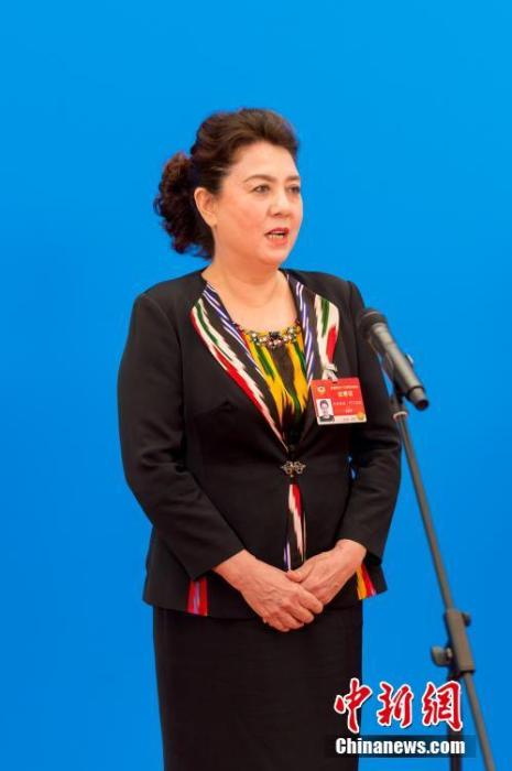 3月10日，全國政協(xié)十三屆四次會議第三場“委員通道”采訪活動在北京人民大會堂新聞發(fā)布廳舉行。圖為全國政協(xié)委員古麗帕麗·阿不都拉通過網(wǎng)絡(luò)視頻方式接受媒體采訪。<a target='_blank' ><p  align=