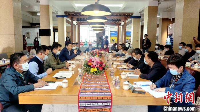 圖為國家糧食產(chǎn)業(yè)(青稞深加工)技術(shù)創(chuàng)新分中心在西藏拉薩掛牌儀式現(xiàn)場?！∝暽＠?攝