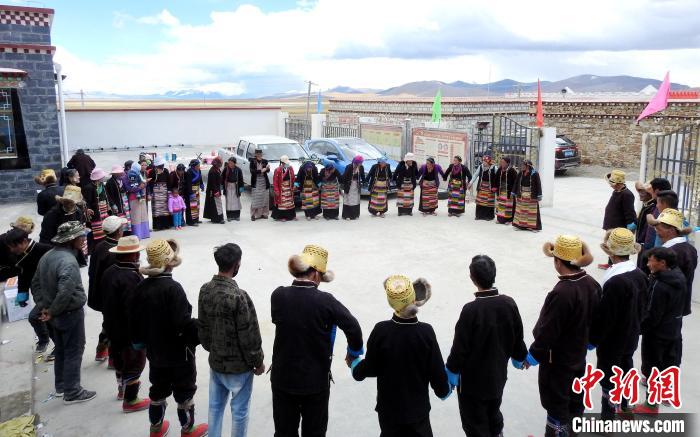 圖為普瑪江塘鄉(xiāng)民眾載歌載舞?！±丝ㄗ涌h網(wǎng)信辦供圖