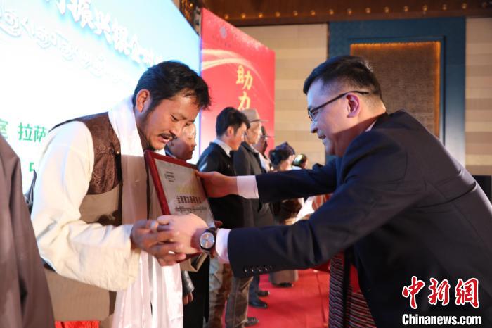 圖為拉薩市銀企對(duì)接洽談會(huì)現(xiàn)場(chǎng)?！「裆愔?攝