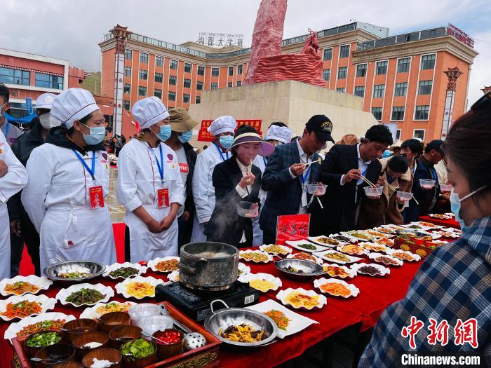 圖為2022年，班戈縣“鄉(xiāng)村振興那曲奮進”廚藝大賽現(xiàn)場。資料圖 那曲市“鄉(xiāng)村振興 那曲奮進”活動辦供圖