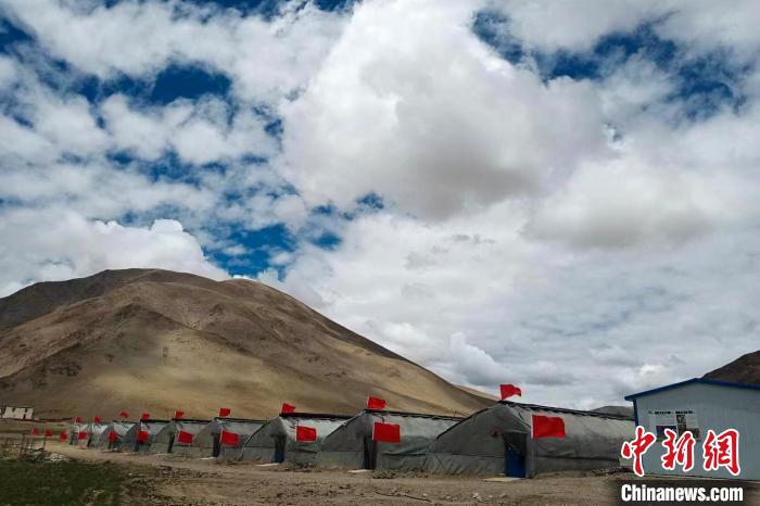 圖為西藏康馬縣的高原溫室大棚?！⒔ㄜ?攝