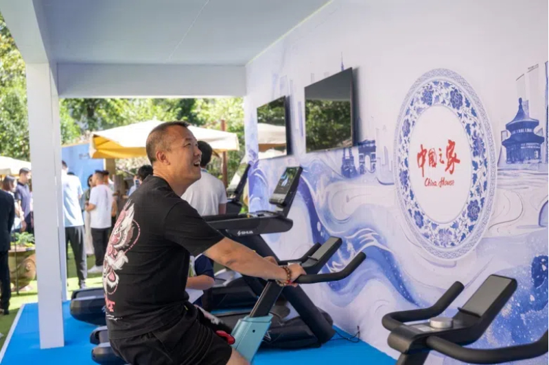 參觀者在智慧體育公園體驗(yàn)動(dòng)感單車。巴黎