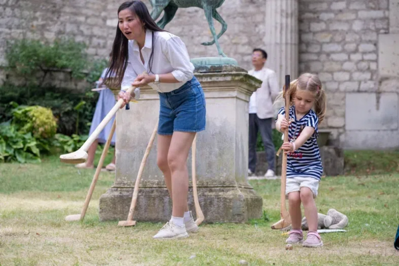 小朋友體驗(yàn)捶丸游戲。巴黎
