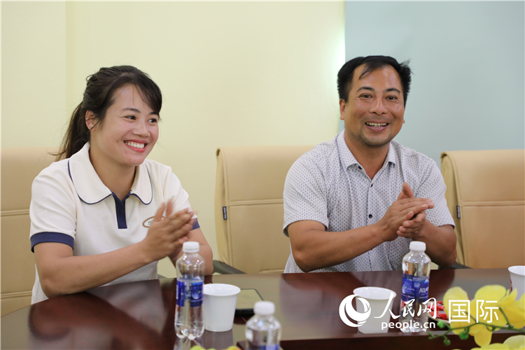 越南沙巴市黃連寄宿制民族小學(xué)老師阮氏秋姮、阮文享。人民網(wǎng)記者簡承淵攝