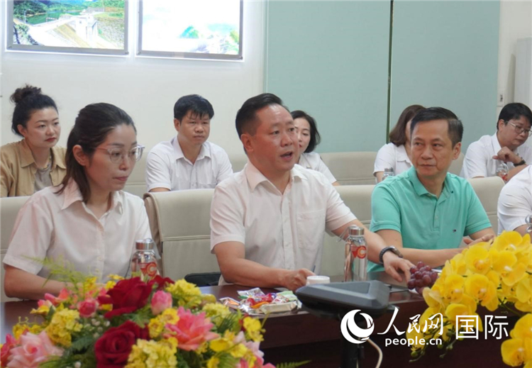 越中電力公司董事長李志雄（前排左二）介紹越南電力情況。葛沙莎攝