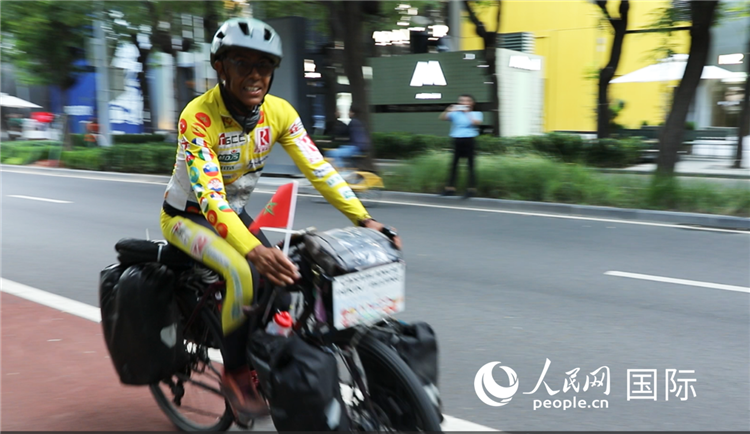 卡里姆·穆斯塔在北京街頭騎行。人民網(wǎng)記者 翟轉(zhuǎn)麗攝