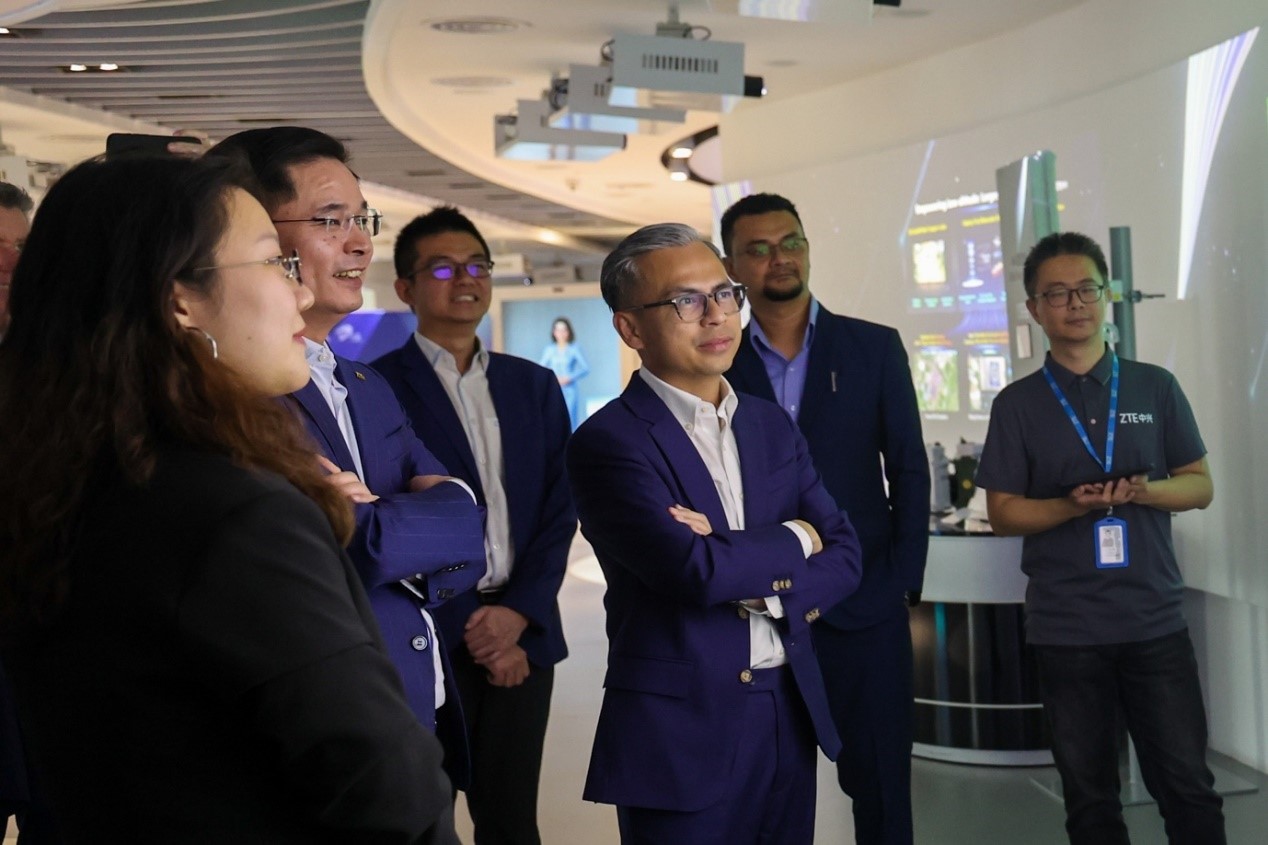 馬來西亞通訊部長法米·法茲（右三）在華訪問中國知名通信企業(yè)。（照片由馬來西亞通訊部提供） (1)