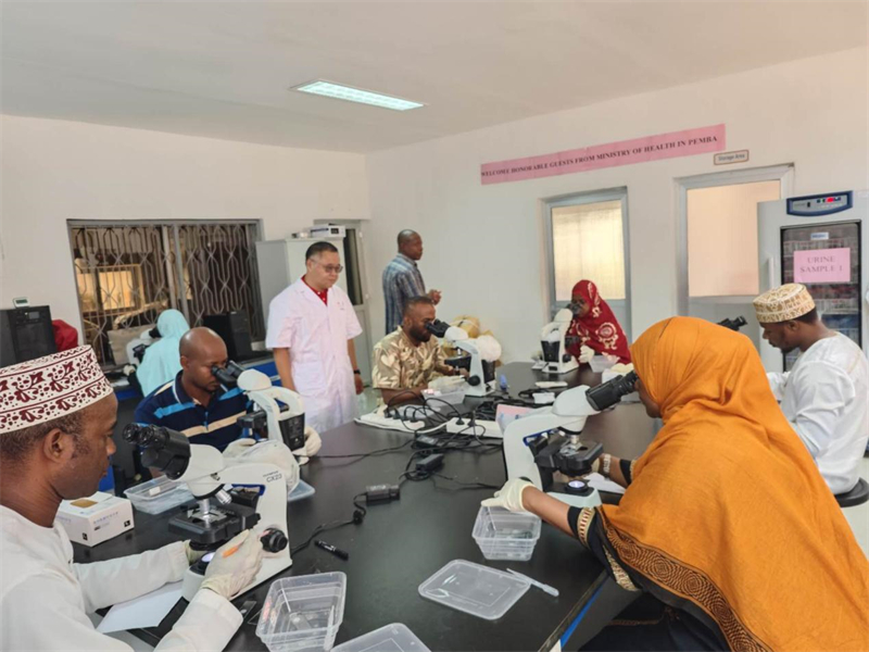 實驗室操作培訓(xùn)現(xiàn)場。徐張懿攝。（專家組供圖）