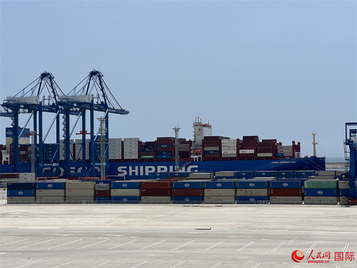 當(dāng)?shù)貢r(shí)間11月15日，秘魯錢(qián)凱港碼頭操作區(qū)現(xiàn)場(chǎng)。人民網(wǎng)記者 周雨攝