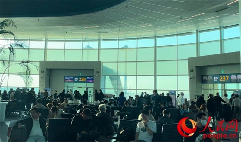 仁川機場等待登機的旅客。人民網(wǎng) 李帆攝