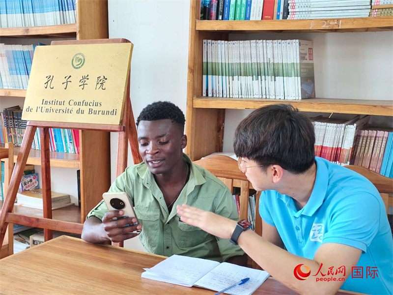 孔院教師在輔導(dǎo)學(xué)生。人民網(wǎng)記者 黃培昭攝