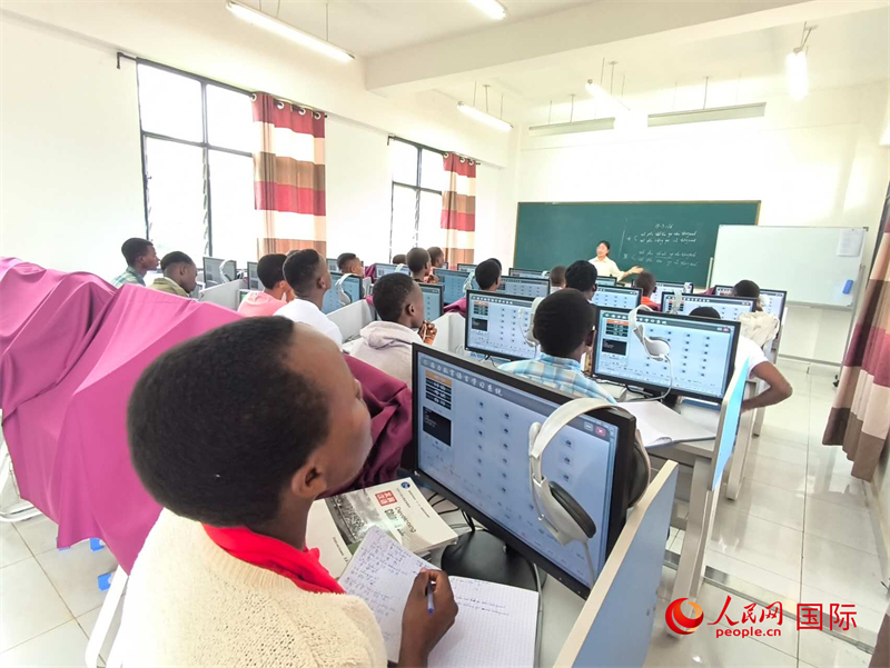 學(xué)生們?cè)谡n堂上認(rèn)真聽講。人民網(wǎng)記者 黃培昭攝