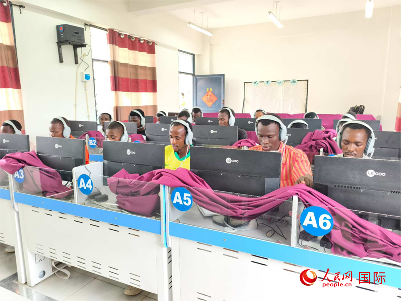 學(xué)生們正在上聽力課。人民網(wǎng)記者 黃培昭攝