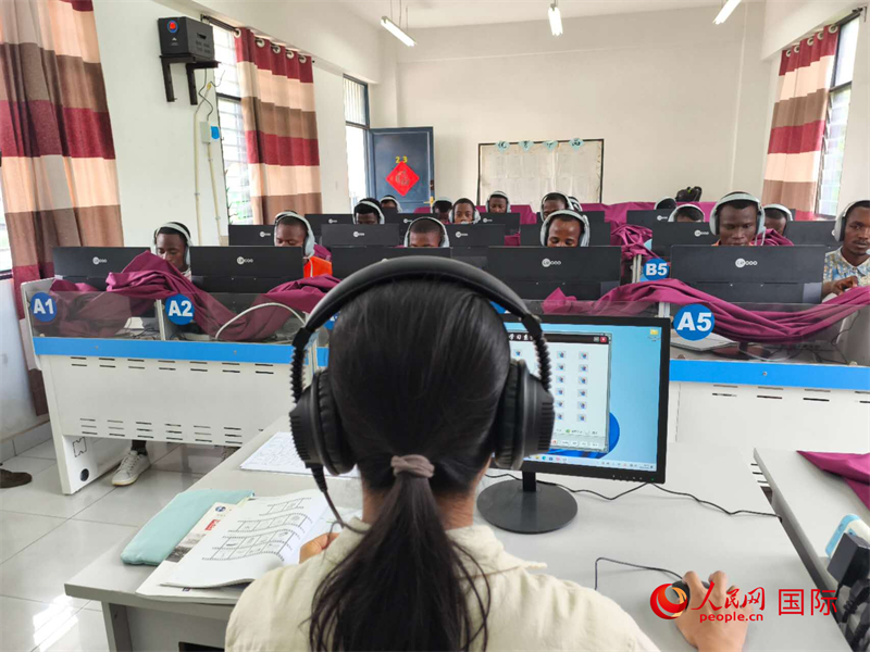在聽力教室內(nèi) 。人民網(wǎng)記者 黃培昭攝
