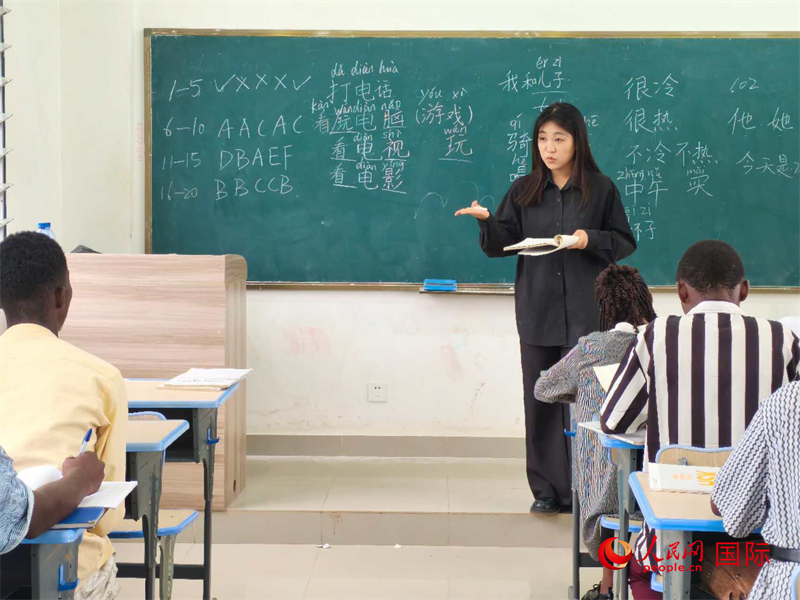 中國老師在給學(xué)生們講課。人民網(wǎng)記者 黃培昭攝