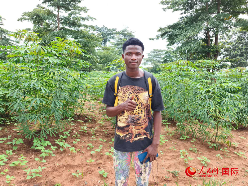 中文系的一位當(dāng)?shù)貙W(xué)生。 人民網(wǎng)記者 黃培昭攝