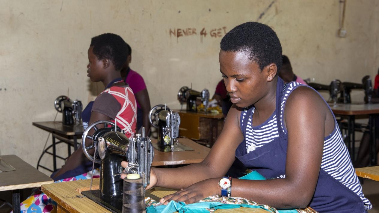 蕾切爾在接受縫紉技能培訓(xùn)。田雨攝