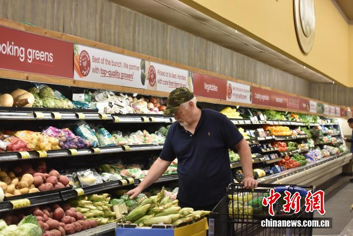 當(dāng)?shù)貢r間7月18日，美國密歇根大學(xué)公布報告顯示，7月美國消費(fèi)者信心指數(shù)升至61.8，為近5個月以來的最高值。圖為美國民眾在馬里蘭州羅克韋爾一超市購物。 <a target='_blank' href='/' _fcksavedurl='/'><p  align=
