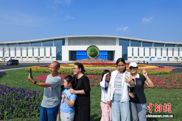 8月31日，天津，市民在2025年上海合作組織峰會主會場外自拍。當(dāng)日，2025年上海合作組織峰會在天津舉行。<a target='_blank' href='/'><p  align=