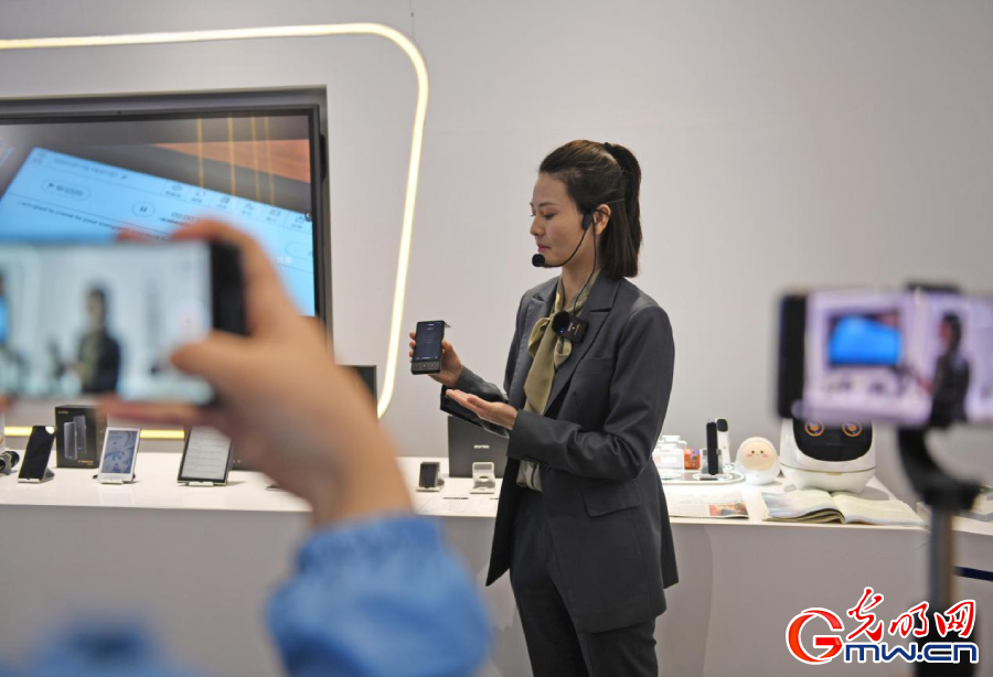 組圖丨AI、網(wǎng)絡(luò)安全、跨境電商……數(shù)字經(jīng)濟(jì)如此 “陜”耀